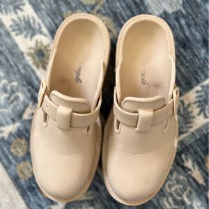 ** FREE PEOPLE Beige Buckle Clogs with Chunky Soles - Size 39**